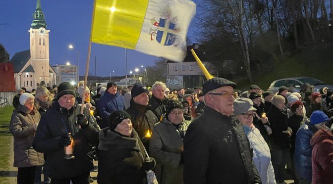 MIASTKO ZA KRZYŻEM CHRYSTUSA WRAZ ZE ŚW. JANEM PAWŁEM II