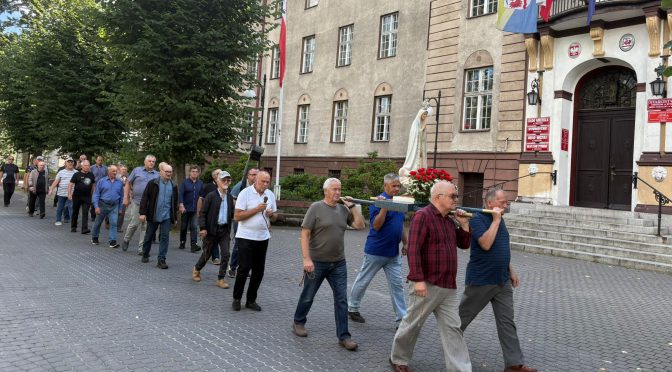 MĘŻCZYŹNI NIE ZWALNIAJĄ TEMPA
