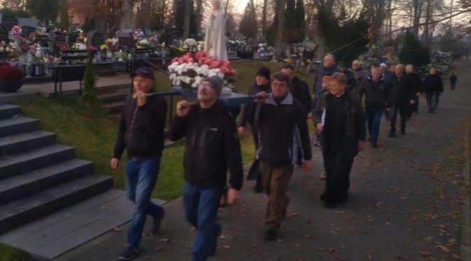 MĘŻCZYŹNI RÓŻAŃCEM WSPIERAJĄ ZMARŁYCH